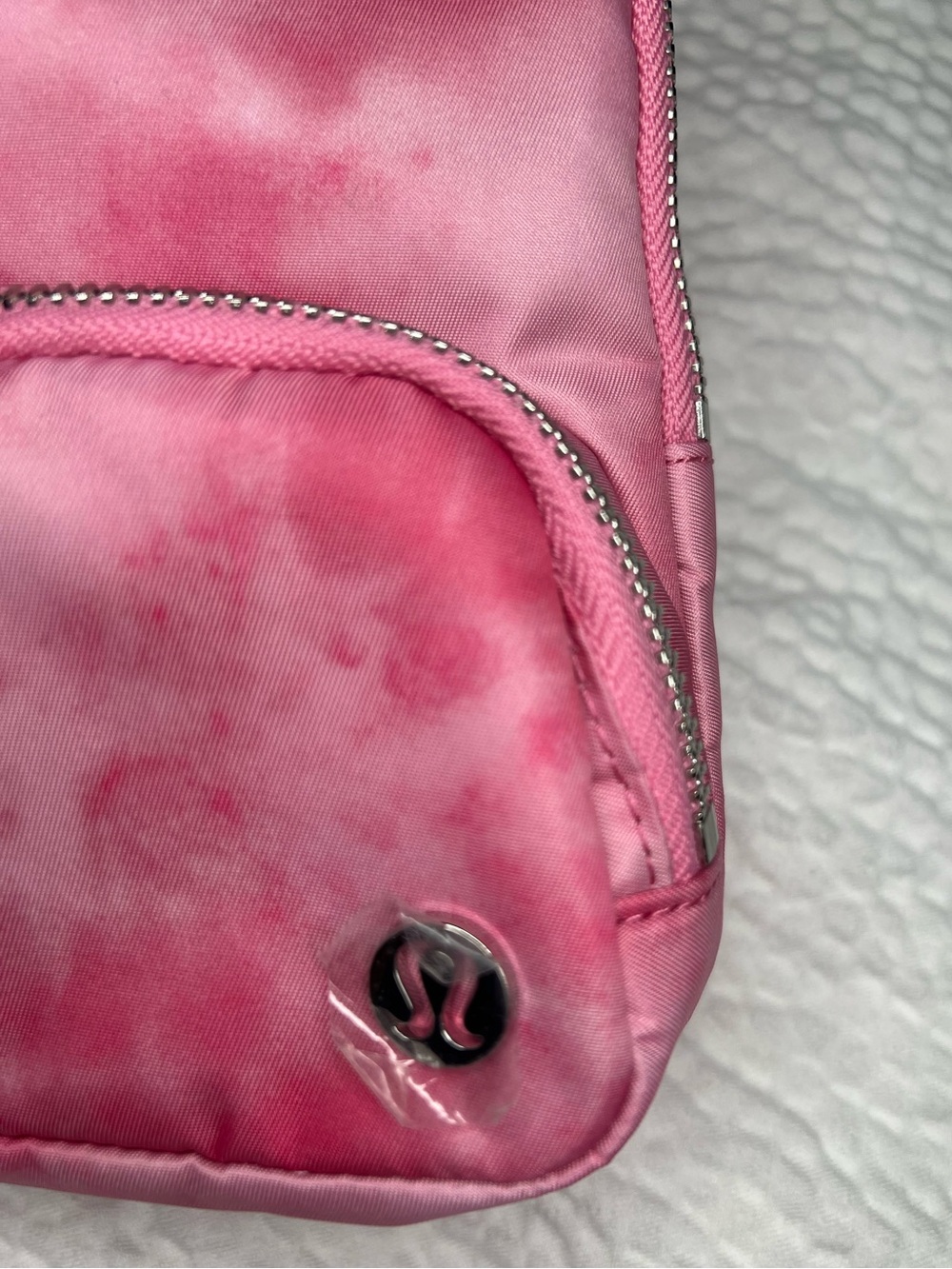 Lululemon Everywhere Sling Bag Small 2L Smoothie Print Strawberry Multi NWT - Picture 3 of 5